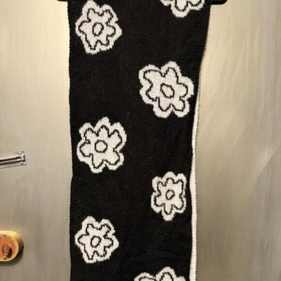 Retro Oversized Flower Black & White Scarf – Reversable - Picture 5 of 16